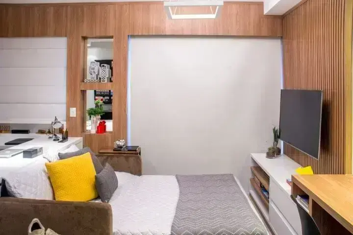 Apartamento pequeno decorado com sofá-cama na sala de estar Projeto de Danyela Correa