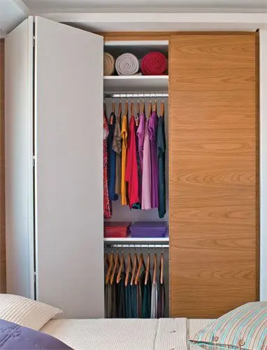 Armário de quarto com porta de dobrar branca e de abrir de madeira Foto de NetStudios