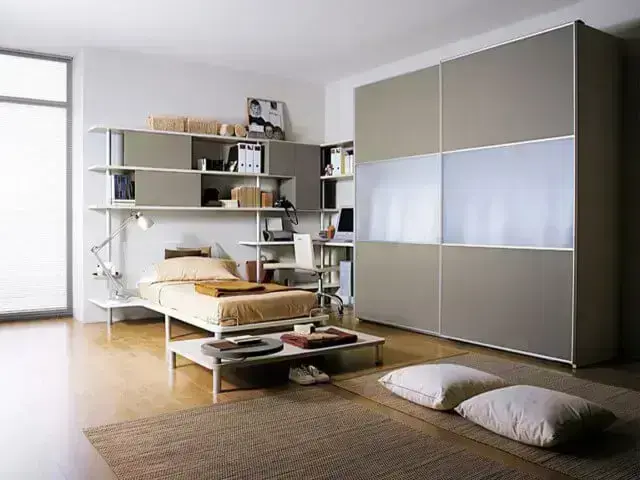 Armário de quarto com portas de correr combinando com outros móveis Foto de Cameta