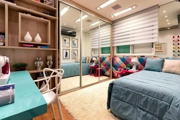 Armário de quarto com portas espelhadas e decoração colorida Projeto de Espartha