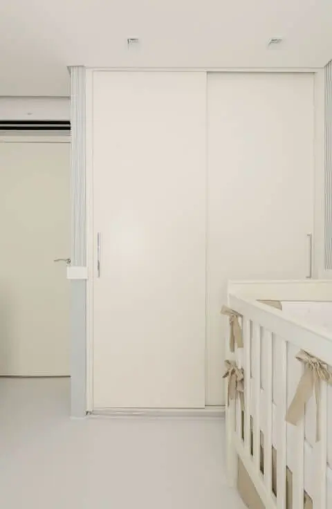 Armário de quarto de bebê branco em cômodo com decoração clean Projeto de Start Arquitetura