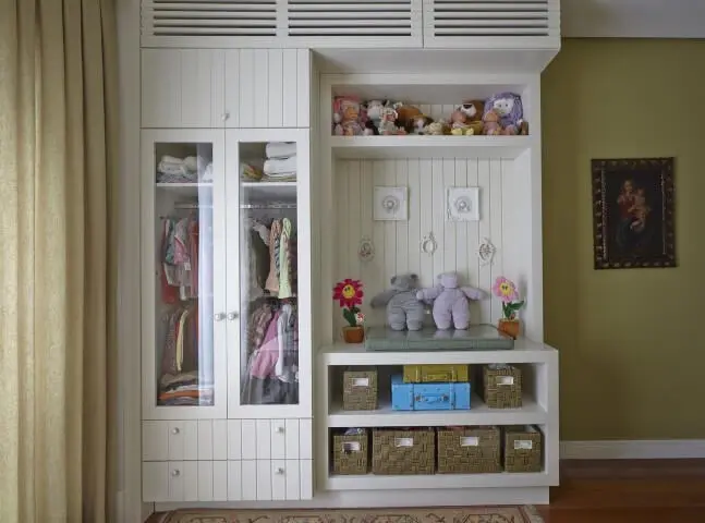 Armário de quarto de bebê com puxadores redondod Projeto de Ana Luisa Previde