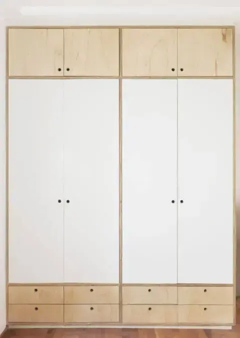 Armário de quarto de casa de marcenaria com portas brancas e de madeira crua Projeto de Iná Arquitetura