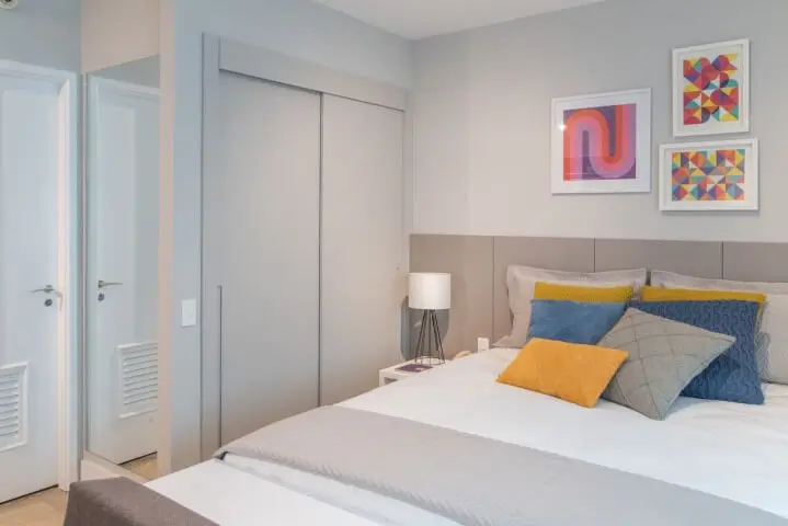 Armário de quarto de casal cinza claro em decoração clean com toques de cor Projeto de Renata Romeiro