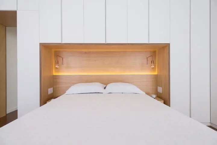 Armário de quarto de casal com cabeceira e cama embutida Projeto de Eduardo Paiva