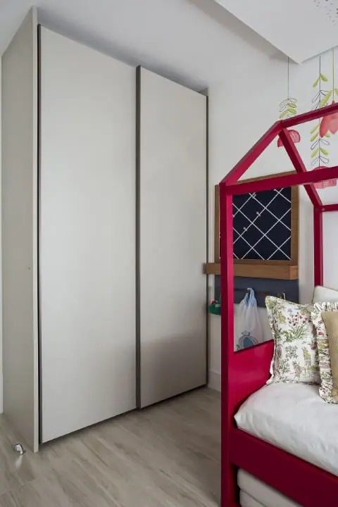 Armário de quarto de menina clean com decoração delicada Projeto de Helena Koki