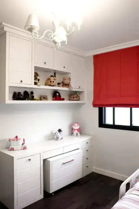 Armário de quarto de menina com escrivaninha e gaveteiro combinando Projeto de Patricia Kolanian