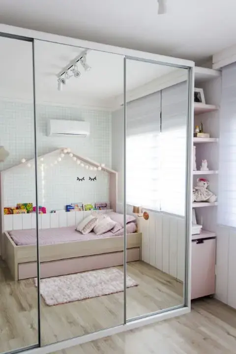 Armário de quarto de menina com portas espelhadas e decoração delicada Projeto de Nathalia Bilibio