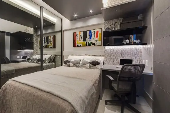 Armário de quarto de solteiro jovem com decoração em tons de cinza Projeto de Tania Póvoa