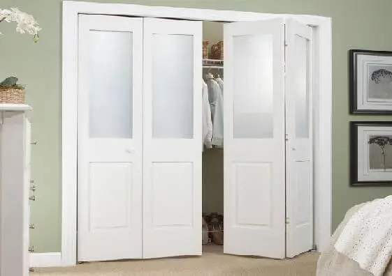 Armário de quarto embutido com portas dobráveis brancas Foto de Bedroom Furniture