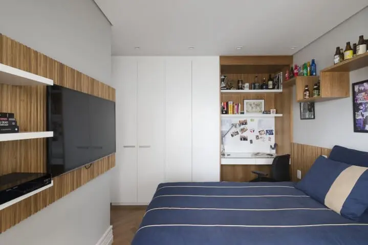 Armário de quarto masculino branco com demais móveis de madeira Projeto de Gustavo Motta