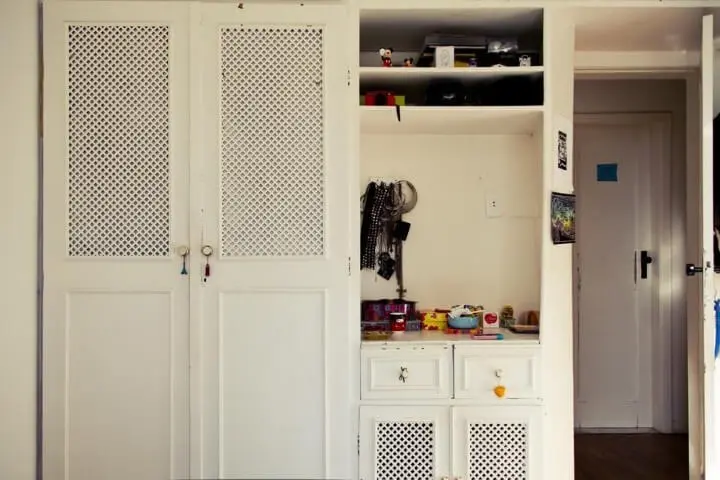 Armário de quarto vintage branco com treliças em algumas portas Projeto de Casa Aberta