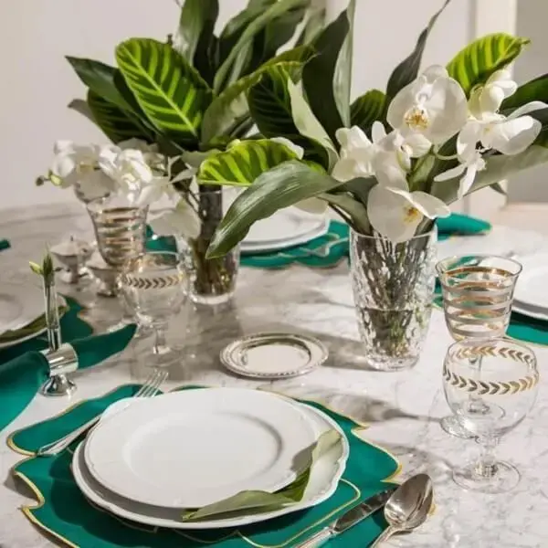 As orquídeas brancas trazem delicadeza para a mesa posta