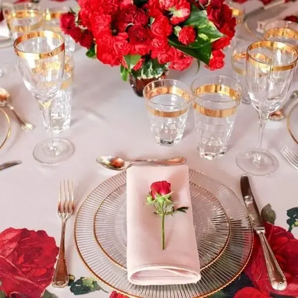 As rosas vermelhas trazem um clima romântico para a decoração da mesa