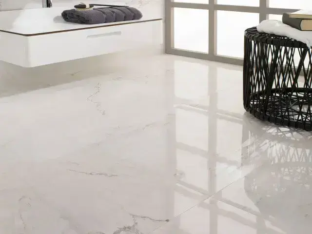 Banheiro com peças de piso cerâmico imitando mármore Foto de Porcelanosa