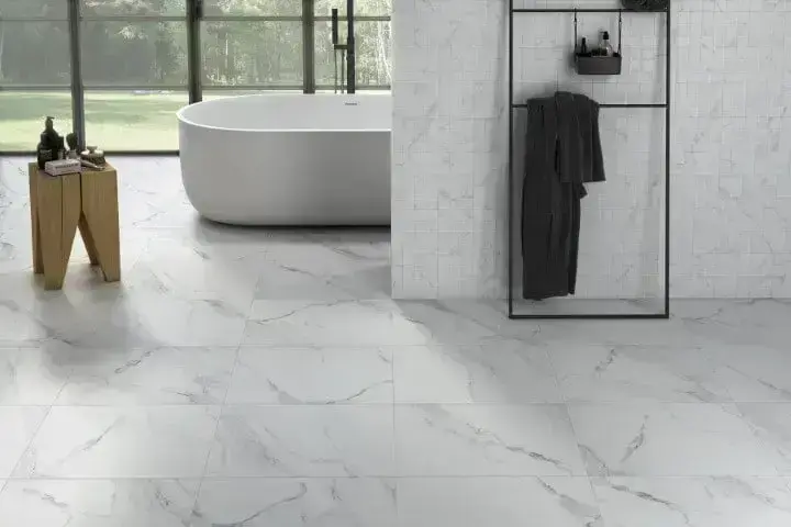 Banheiro com piso cerâmico imitando rocha Foto de Total Tiles