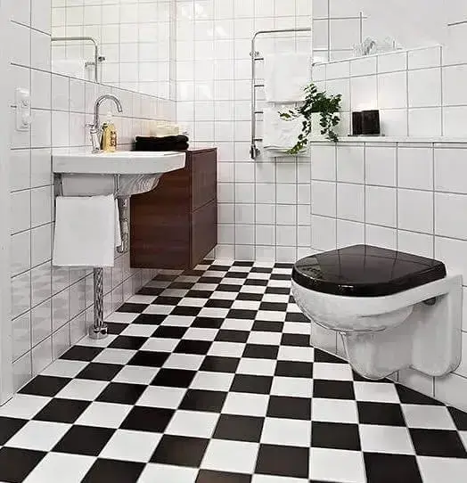 Banheiro com piso cerâmico preto e branco Foto de Arquitrecos