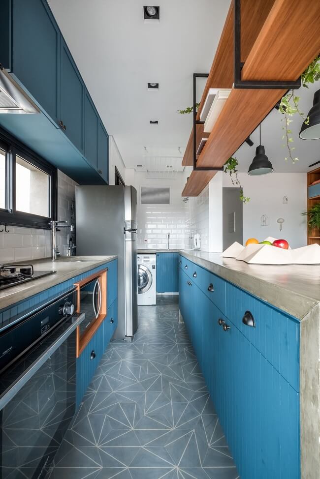 Cozinha azul com bancada cinza