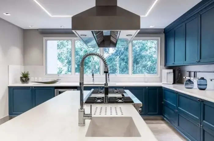 Cozinha azul com cuba esculpida