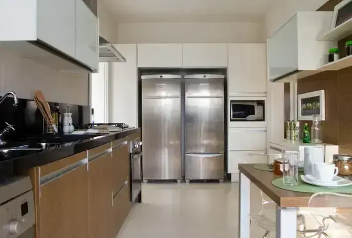 Cozinha planejada com piso cerâmico Projeto de Marilia Veiga