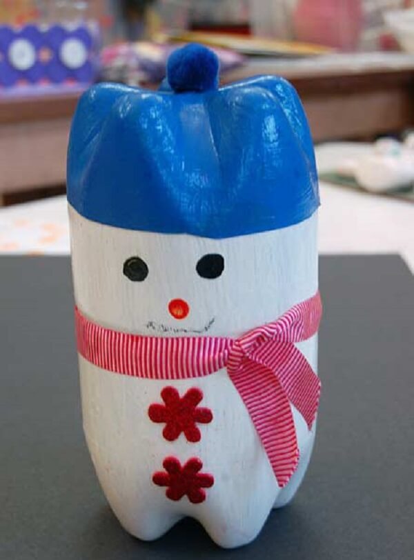 Crie lindos enfeites de natal como esse boneco de neve feito de garrafa PET