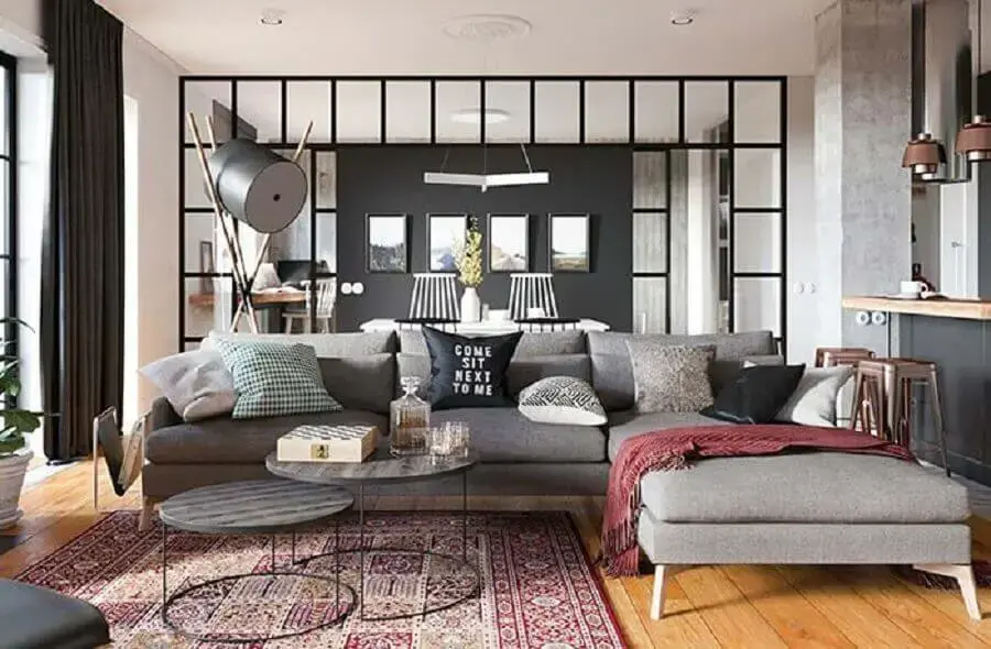 Decoração sala de estar ampla com tapete estilo persa e manta para sofá grande com muitas almofadas Foto Pinterest