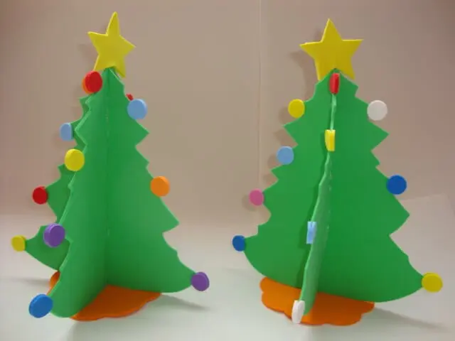 Enfeites de natal em EVA árvores de mesa com bolinhas coloridas