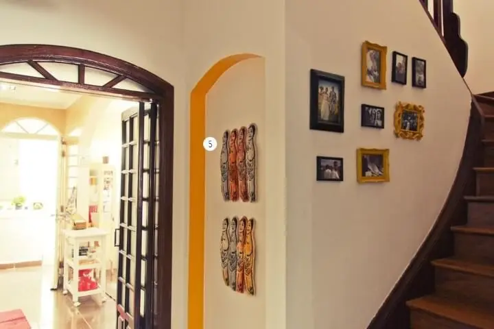 Escada com composição de molduras para quadros pequenas Projeto de Casa Aberta