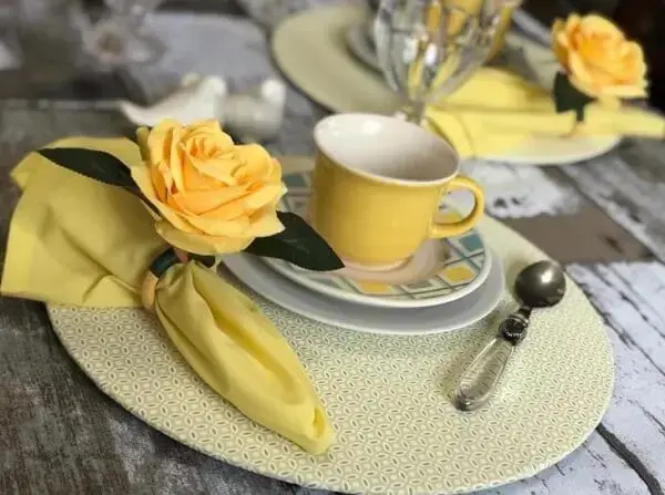Mesa posta café da manhã com xícara amarela
