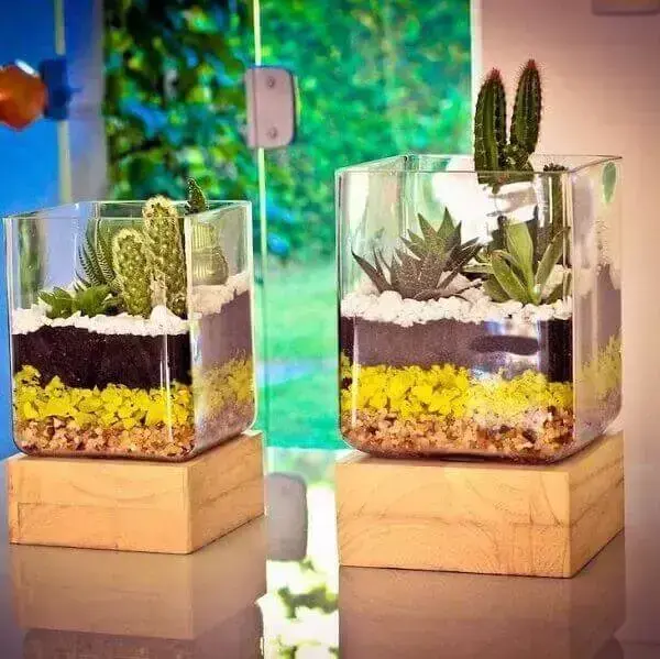 O mini jardim de suculentas pode decorar com elegância escritórios