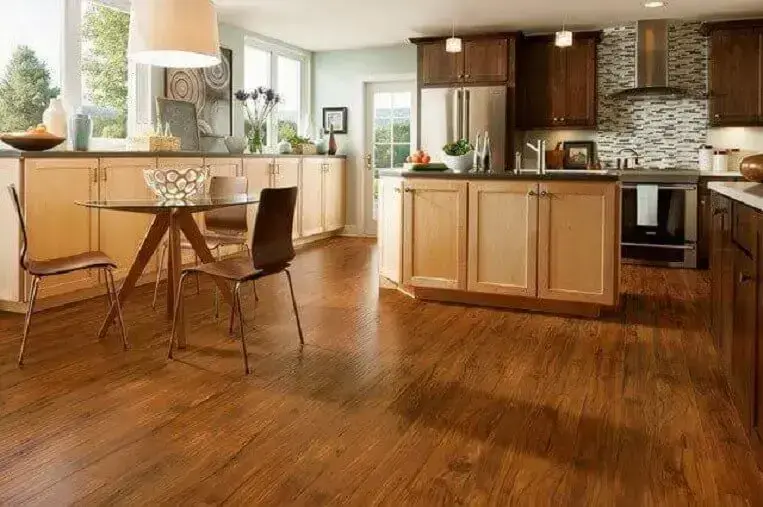 O piso laminado combina perfeitamente com uma cozinha ao estilo rústico