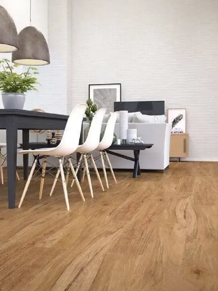 O piso laminado é perfeito para ambientes integrados como sala de estar e jantar