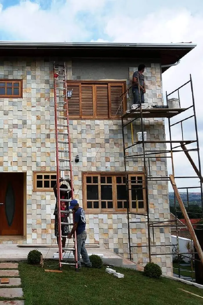 O revestimento de parede externa com pedra São Tomé é muito usada em casas de campo. Fonte: Pinterest