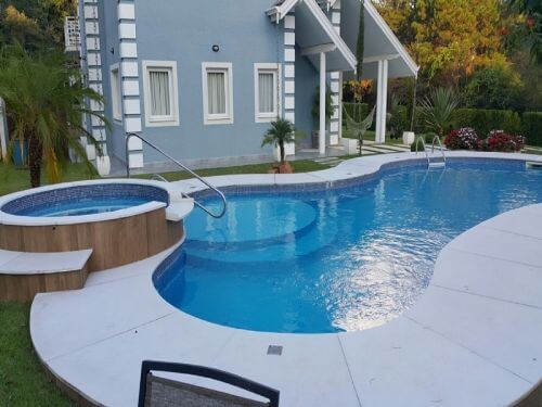Piscina de vinil com formato arredondado e mini piscina 
