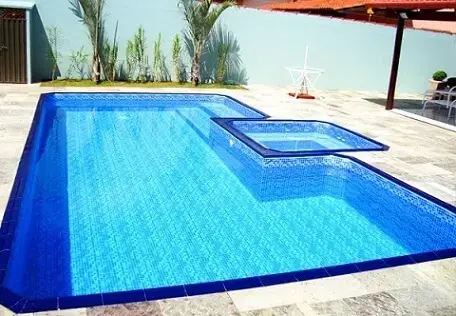 As faixas azuis escuras nas bordas dá mais destaque à piscina