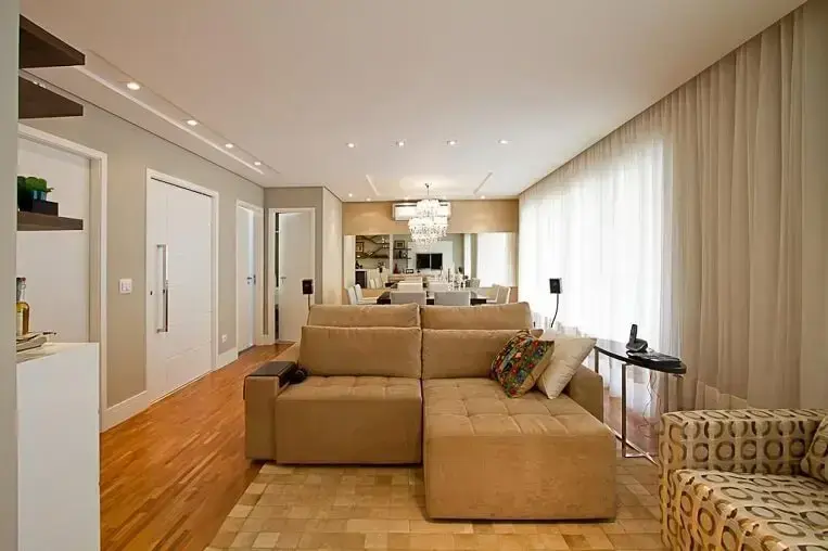 Piso de madeira compõe o revestimento desta sala de estar