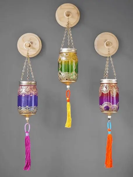 Potes de vidro coloridas com estampas usadas como lâmpadas Foto de Pinterest