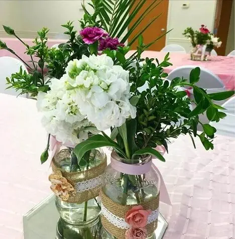 Potes de vidro com flores como decoração de festa Foto de Party Designer