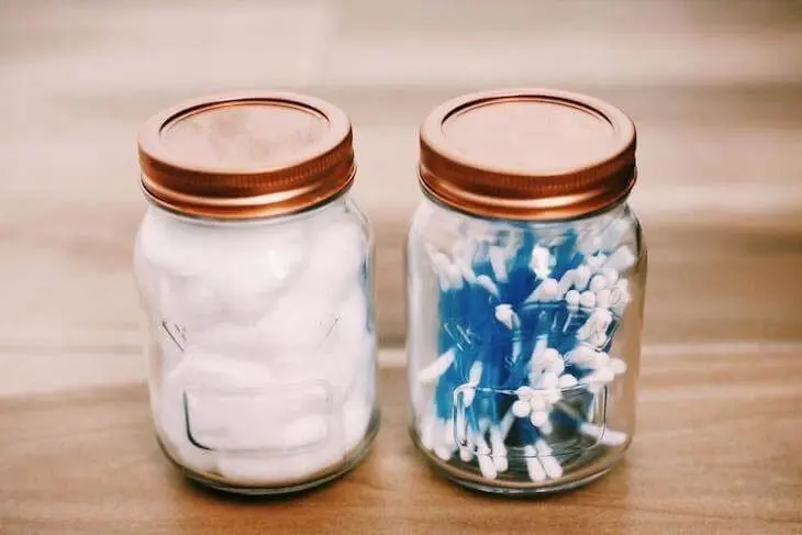 Potes de vidro limpos com algodão e cotonete Foto de Casa 640