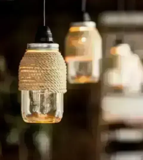 Potes de vidro usados como luminária Foto de Snodda