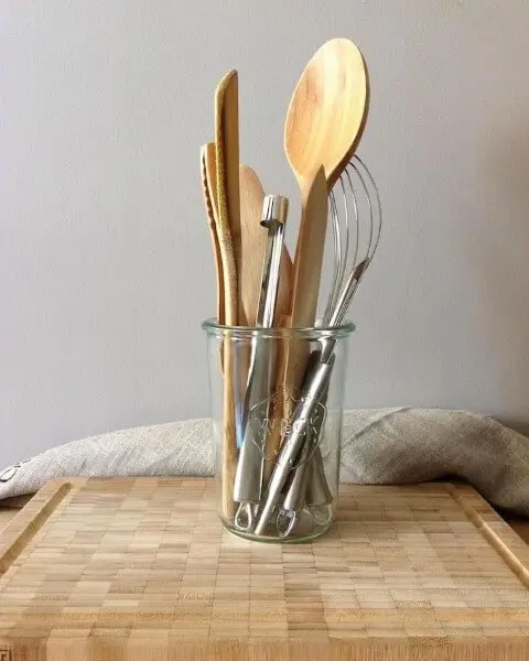 Potes de vidro usados para guardar utensílios de cozinha Foto de Pinterest