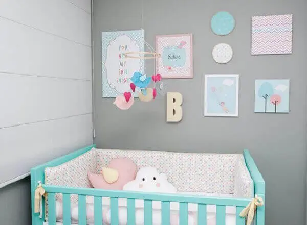 Quadro para quarto de bebê com temas infantis em parede cinza