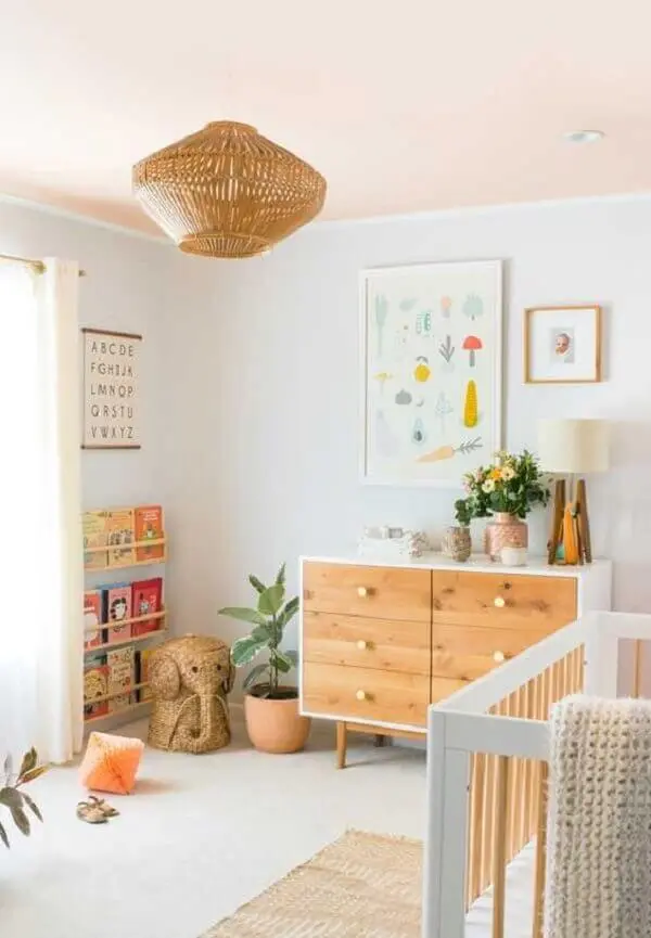 Quadro para quarto de bebê decora parede na cor branca