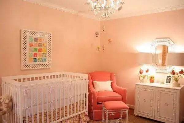 Quadro para quarto de bebê na parede clara