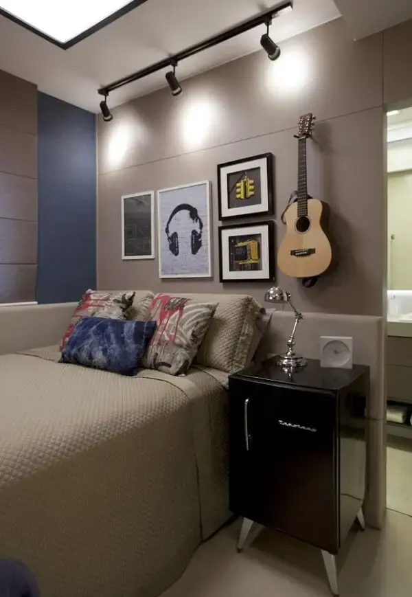 Quadros para quarto e violão enfeitam a parede