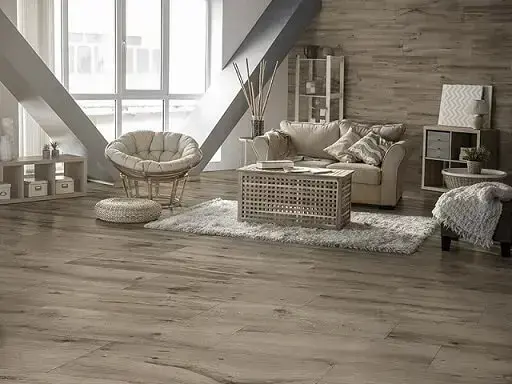 Sala com piso cerâmico imitando madeira Foto de Archiproducts