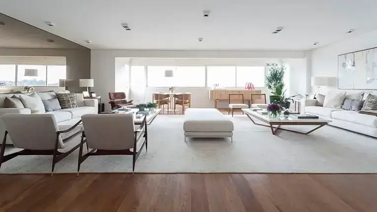 Sala de estar ampla com a presença de piso de madeira