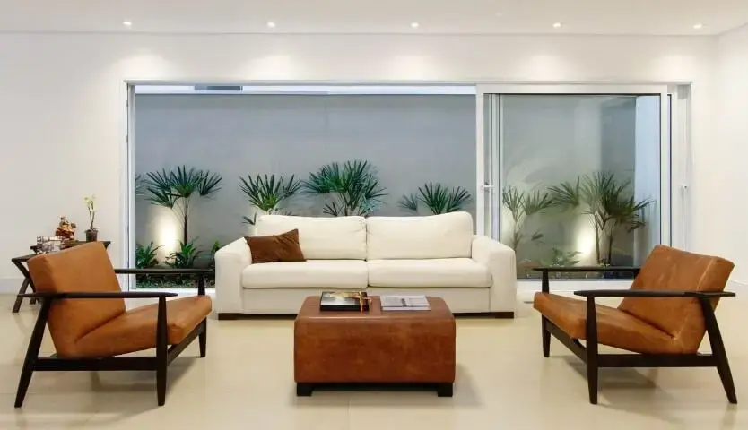 Sala de estar clara com sofá de couro branco Projeto de Otoni Arquitetura