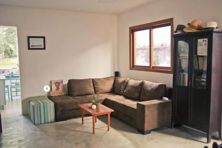 Sala de estar clean com sofá em L marrom Projeto de Casa Aberta