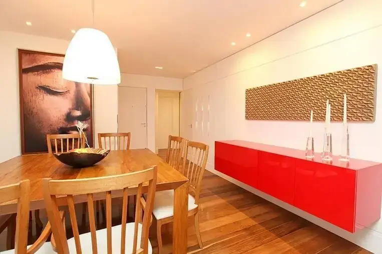 Sala de estar com armário vermelho e piso de madeira